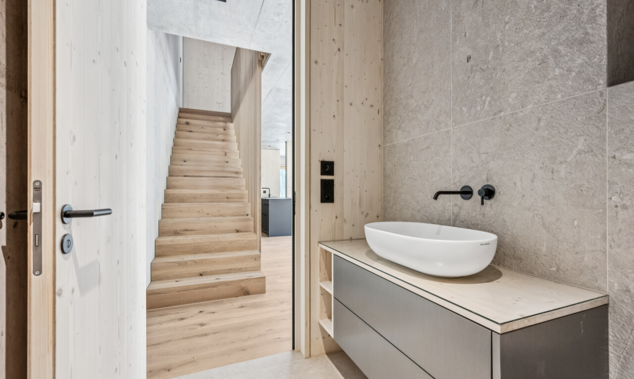 bad mit waschbecken, schminktisch, tile wall, fliesenwand, und light floor