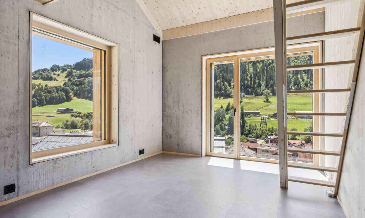 leerer raum mit dachschräge, vaulted ceiling, betonmauer, concrete wall, und inside property