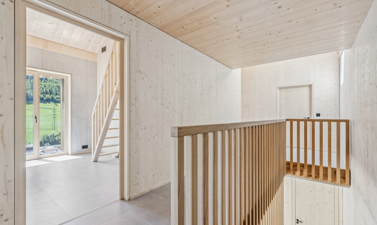treppe mit treppen, inside property, obergeschoss-podest, wood ceiling, und holzdecke