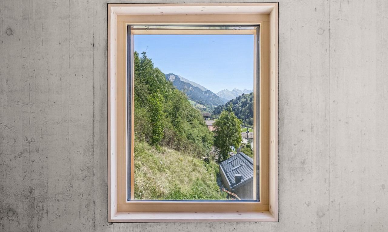 einzelheiten mit natürliches licht, view, blick auf die berge, mountain view, und window