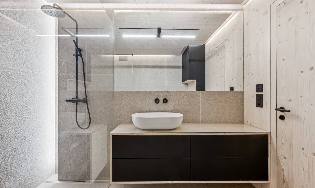bad mit dusche, schminktisch, komplettes badezimmer, waschbecken, und light floor