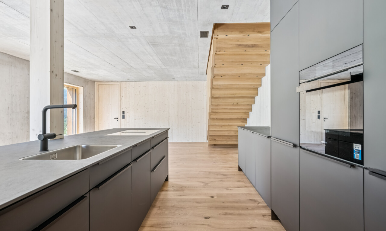 küche mit gray cabinets, graue schränke, ofen, wood finish floor, und holzfußboden