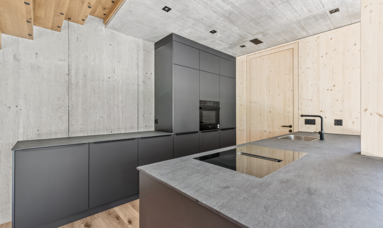 küche mit gray cabinets, graue schränke, flat panel cabinets, schränke mit flachen paneelen, und wood finish floor