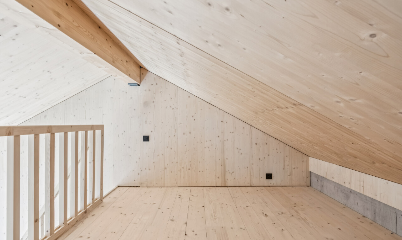 leerer raum mit wood finish floor, holzfußboden, vaulted ceiling, dachschräge, und low ceiling