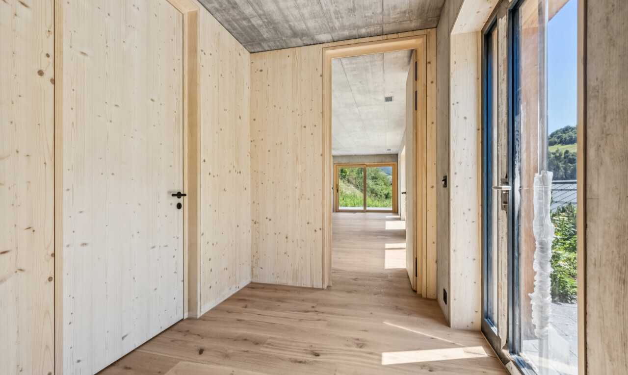 halle / korridor mit betondecke, concrete ceiling, holzfußboden, wood finish floor, und inside property