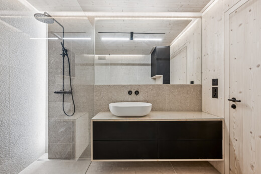 bad mit dusche, schminktisch, komplettes badezimmer, waschbecken, und light floor
