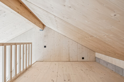 leerer raum mit wood finish floor, holzfußboden, vaulted ceiling, dachschräge, und low ceiling