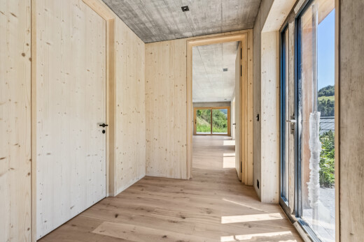 halle / korridor mit betondecke, concrete ceiling, holzfußboden, wood finish floor, und inside property