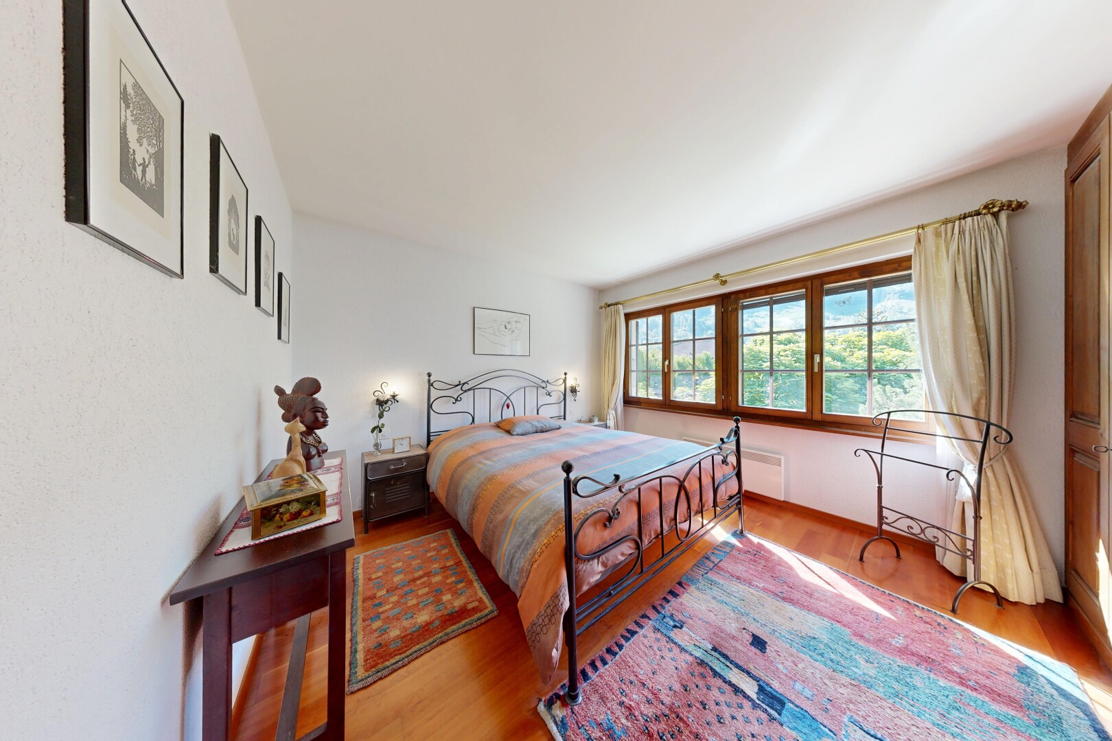 chambre avec sol en finition bois, wood finish floor, inside property, cloison sèche, et drywall