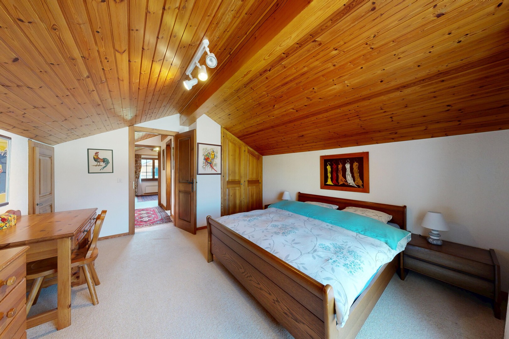 chambre avec éclairage sur rail, pièce supplémentaire, cloison sèche, drywall, et moquette