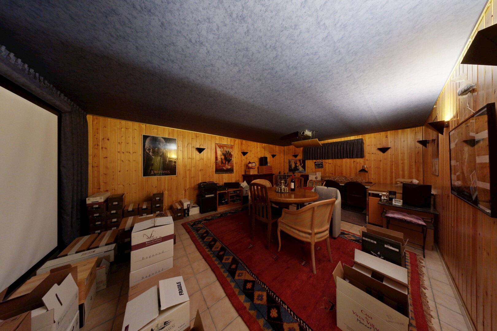 salon / salle à manger avec télévision, plafond texturé, textured ceiling, dated wood wall, et inside property