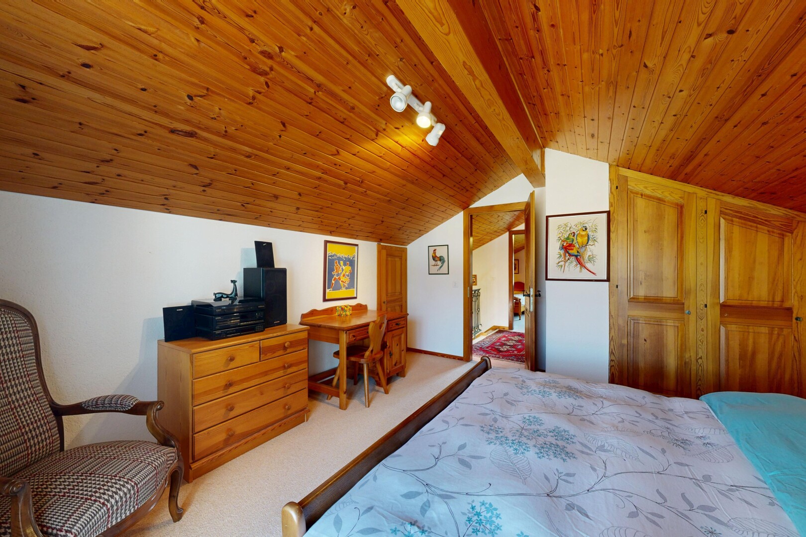 chambre avec éclairage sur rail, high end ceiling, cloison sèche, drywall, et plafond voûté