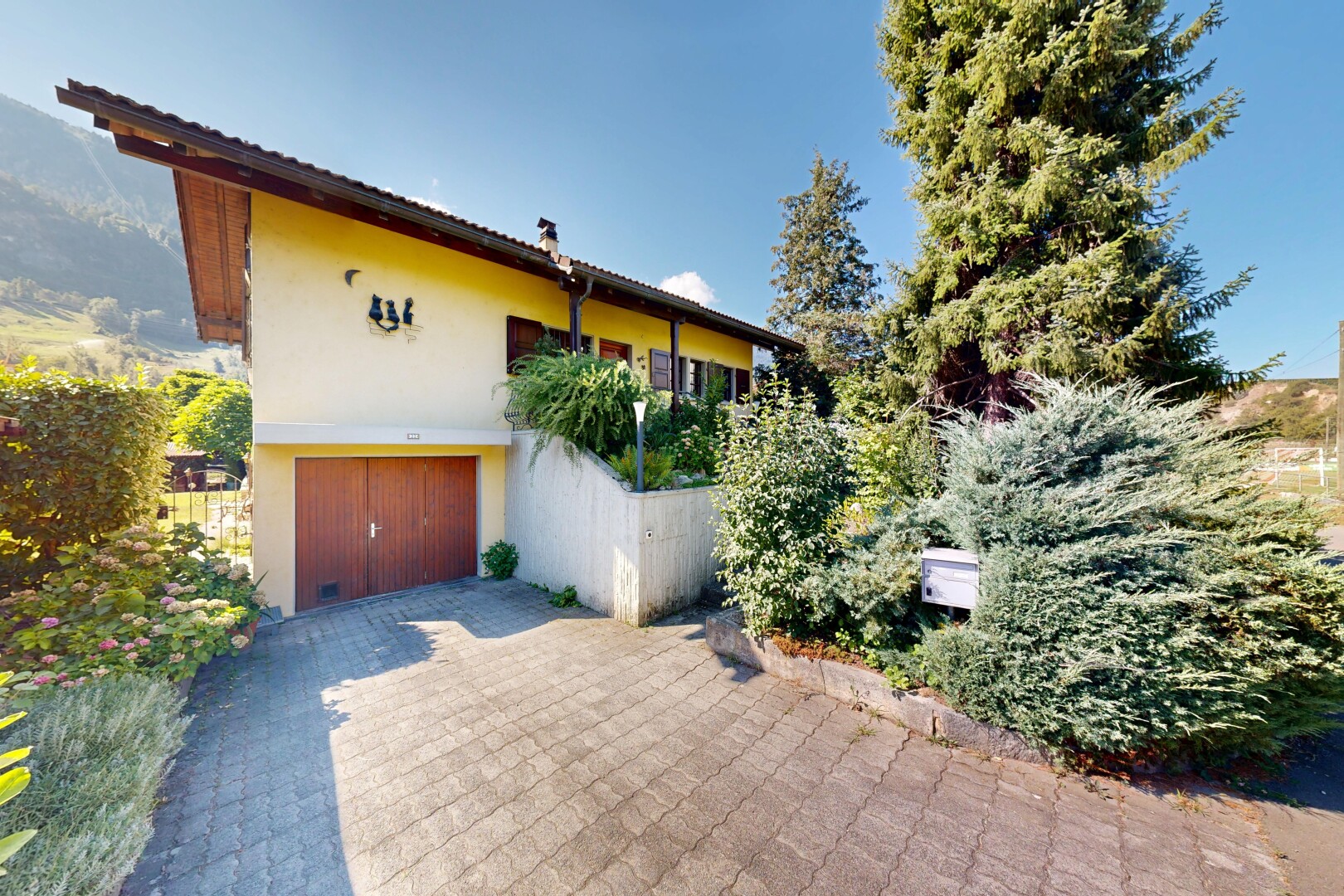 façade avec property visible, bardage en stuc, allée, garage intégré, et from property
