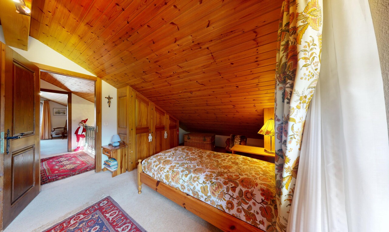 chambre avec vaulted ceiling, plafond voûté, wood ceiling, plafond en bois, et carpet