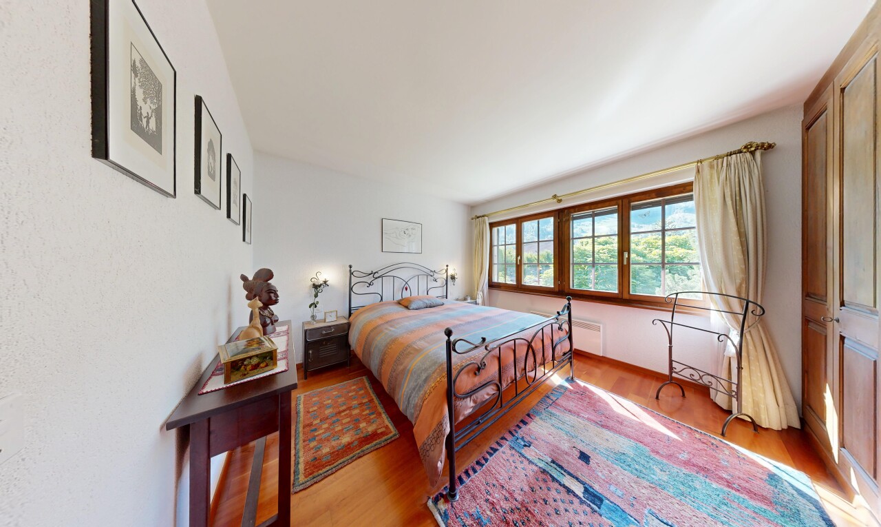 chambre avec sol en finition bois, wood finish floor, inside property, cloison sèche, et drywall