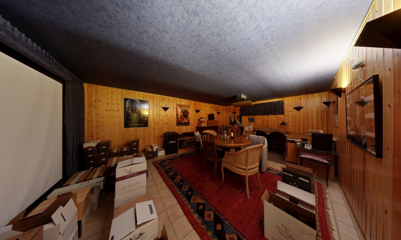 salon / salle à manger avec télévision, plafond texturé, textured ceiling, dated wood wall, et inside property