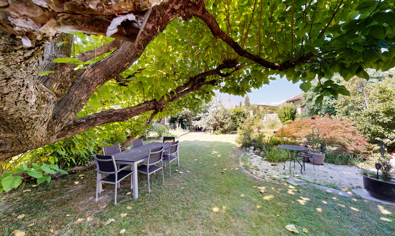 jardin avec pelouse et from property