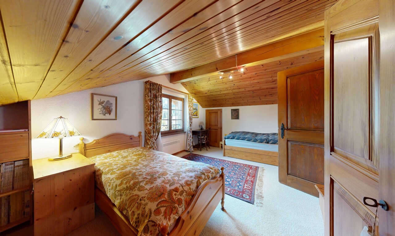 chambre avec vaulted ceiling, plafond voûté, drywall, cloison sèche, et carpet