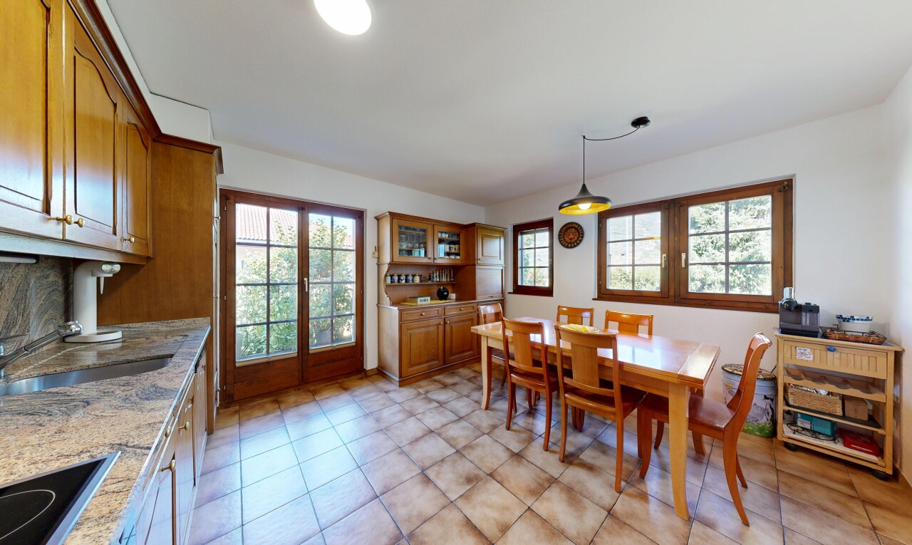 salle à manger avec portes-fenêtres, light floor, cloison sèche, drywall, et inside property