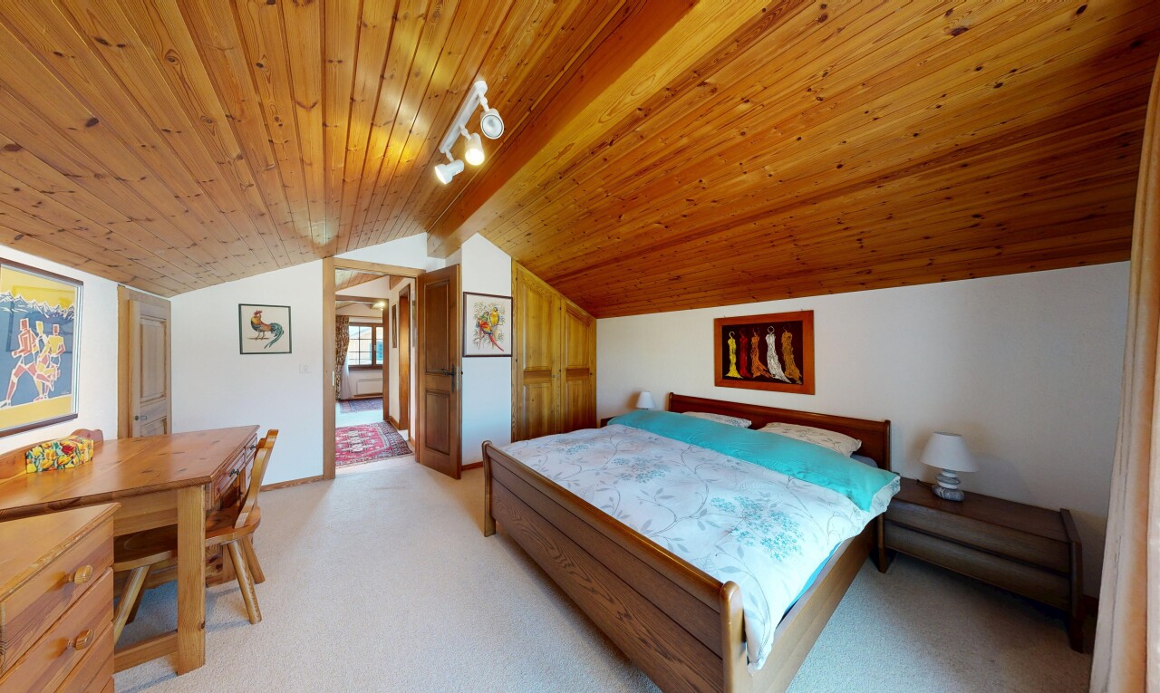 chambre avec éclairage sur rail, pièce supplémentaire, cloison sèche, drywall, et moquette
