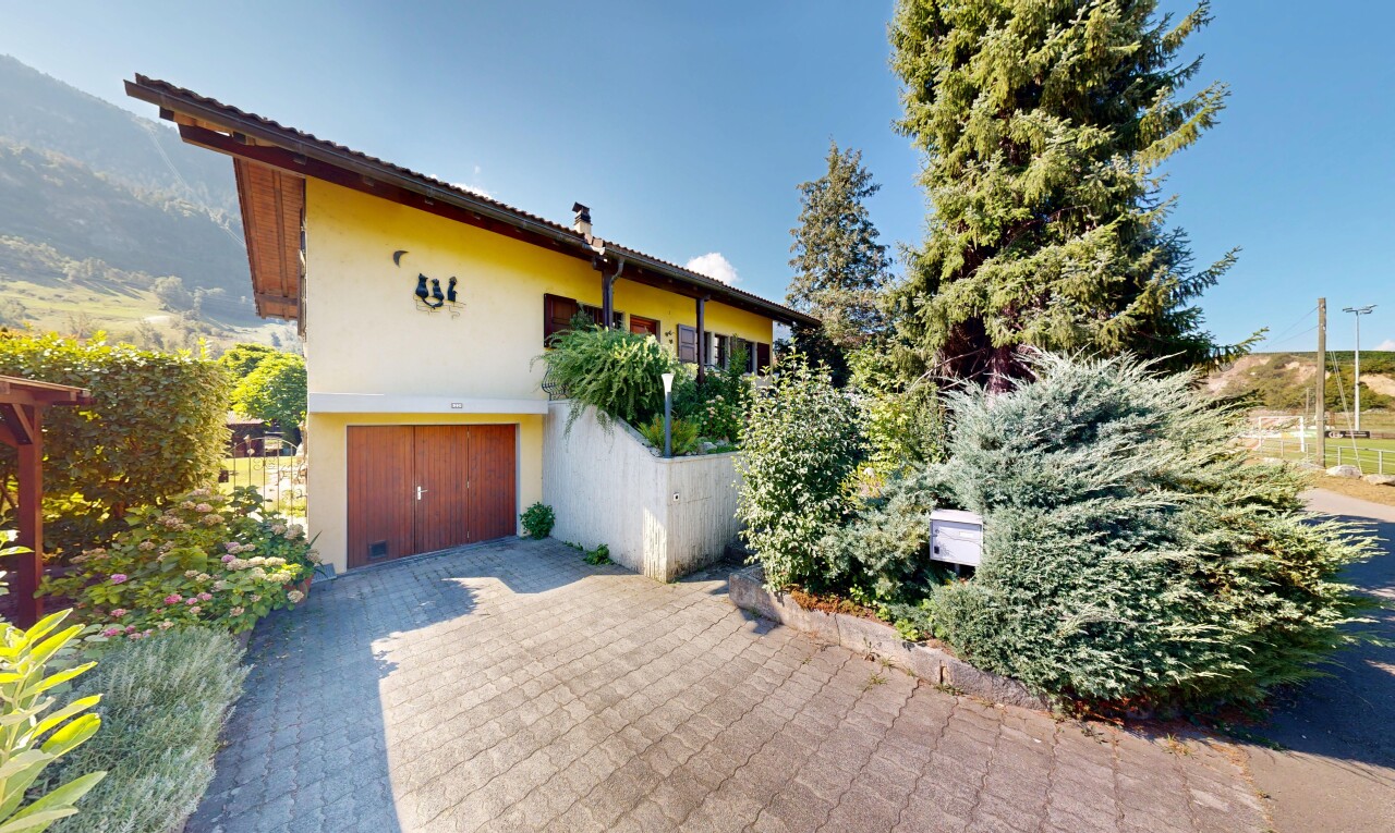 façade avec property visible, bardage en stuc, allée, garage intégré, et from property