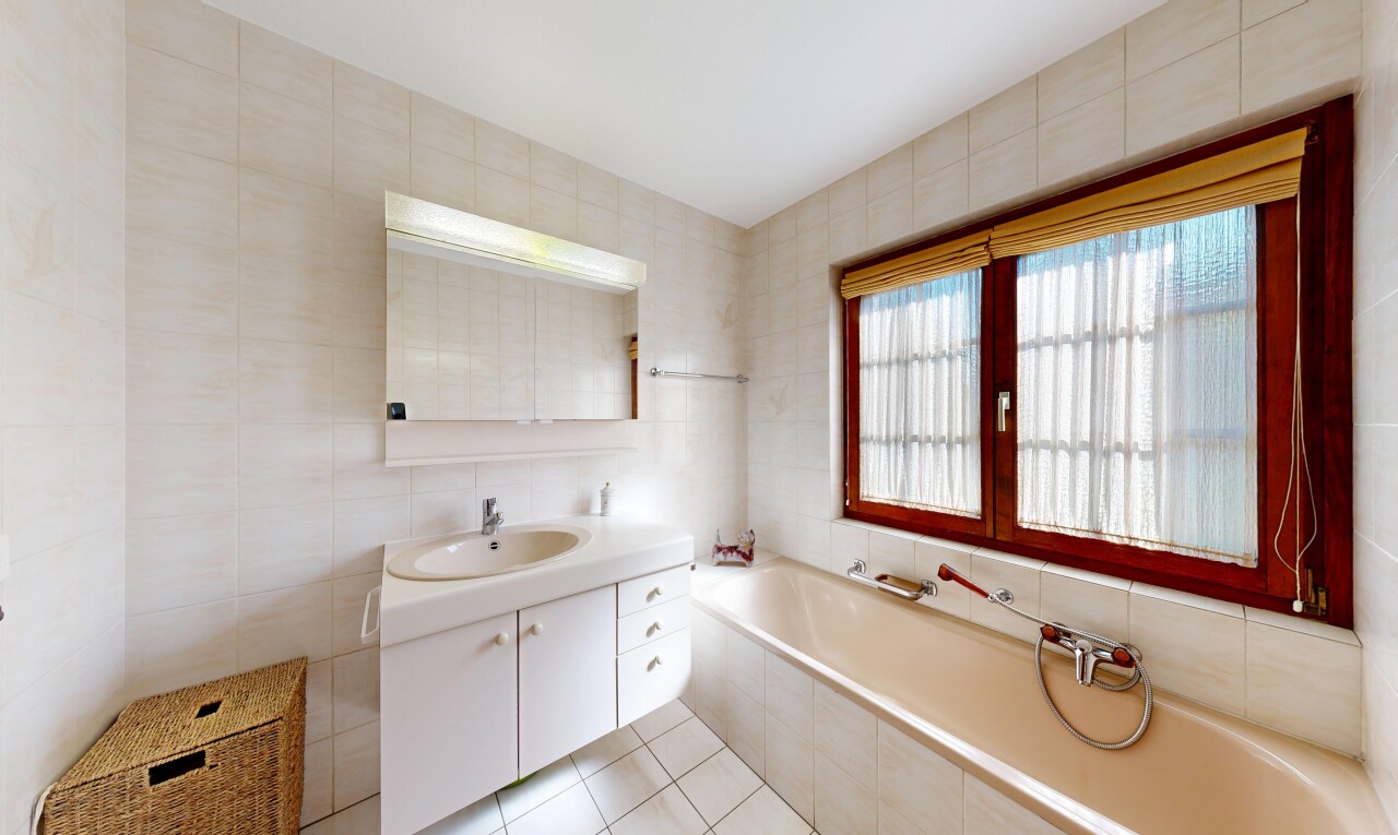 salle de bains avec mur en carrelage, tile wall, bain, salle de bain complète, et miroir