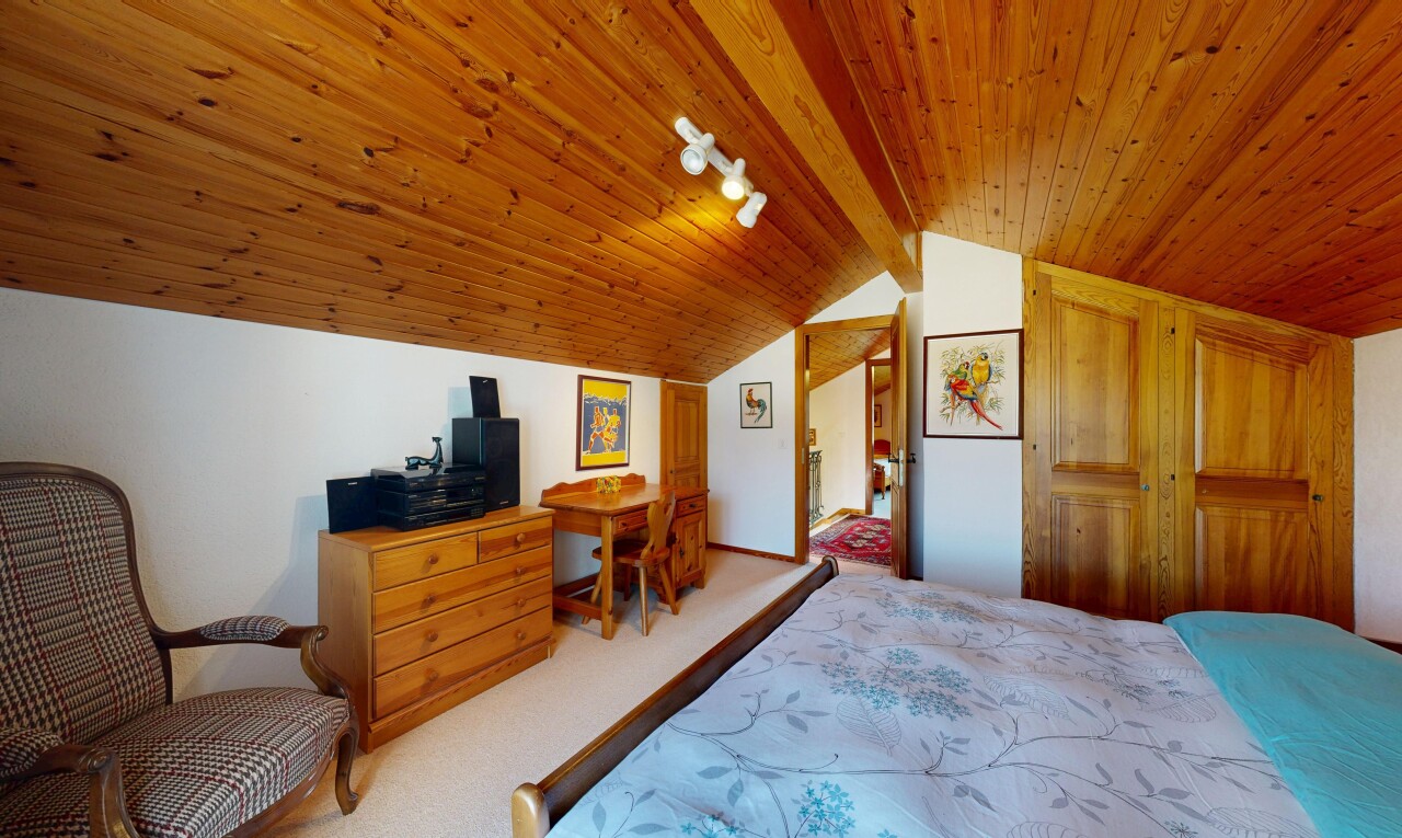chambre avec éclairage sur rail, high end ceiling, cloison sèche, drywall, et plafond voûté
