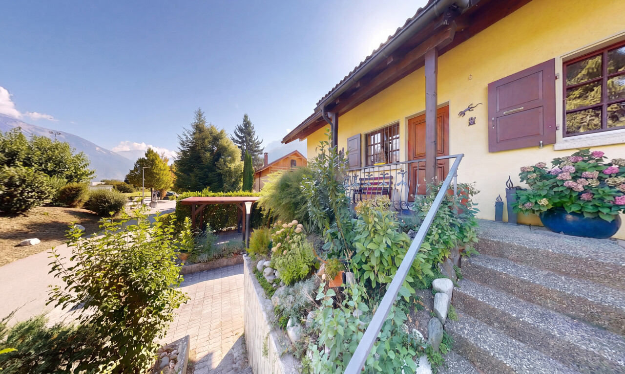 façade avec bardage en stuc, porche, from property, toit en tuiles, et property visible