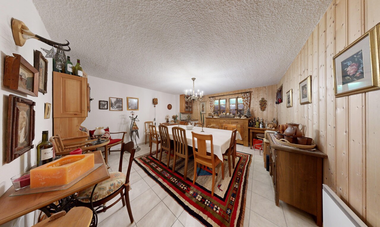 salle à manger avec mur en bois, wood wall, plafond texturé, textured ceiling, et dated wood wall