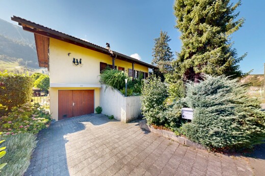 façade avec property visible, bardage en stuc, allée, garage intégré, et from property