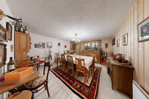 salle à manger avec mur en bois, wood wall, plafond texturé, textured ceiling, et dated wood wall