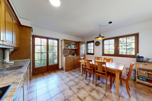salle à manger avec portes-fenêtres, light floor, cloison sèche, drywall, et inside property