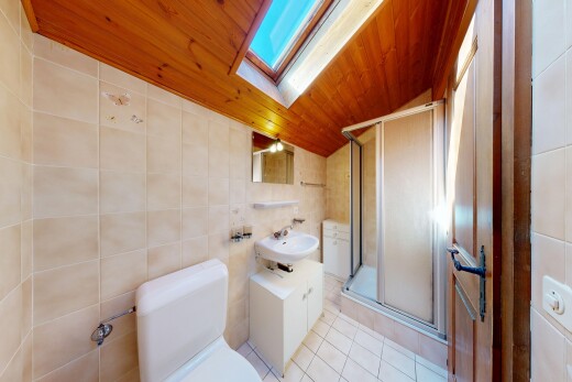 salle de bains avec mur en carrelage, tile wall, puits de lumière, douche, et salle de bain complète