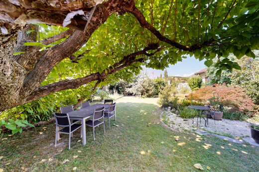 jardin avec pelouse et from property
