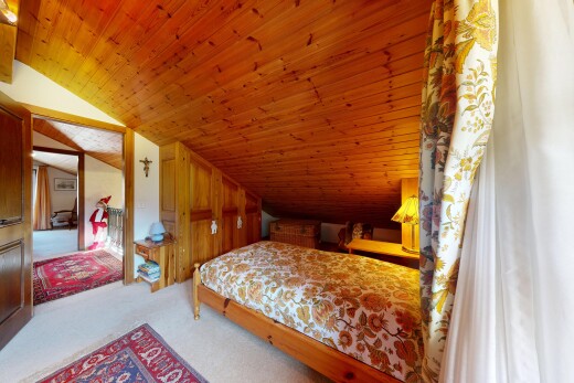 chambre avec vaulted ceiling, plafond voûté, wood ceiling, plafond en bois, et carpet