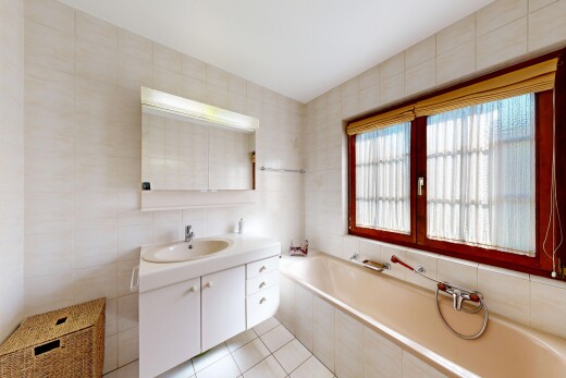 salle de bains avec mur en carrelage, tile wall, bain, salle de bain complète, et miroir