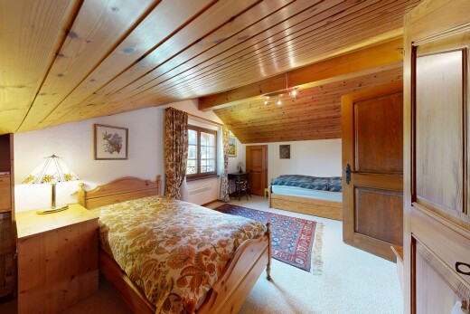 chambre avec vaulted ceiling, plafond voûté, drywall, cloison sèche, et carpet