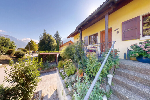 façade avec bardage en stuc, porche, from property, toit en tuiles, et property visible