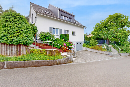 außenansicht mit treppen, auffahrt, eingebaute garage, day time, und property visible
