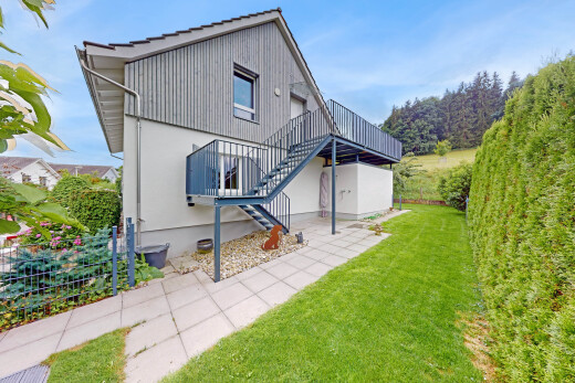 außenansicht mit vertikale verkleidung, treppen, property visible, rasen, und day time