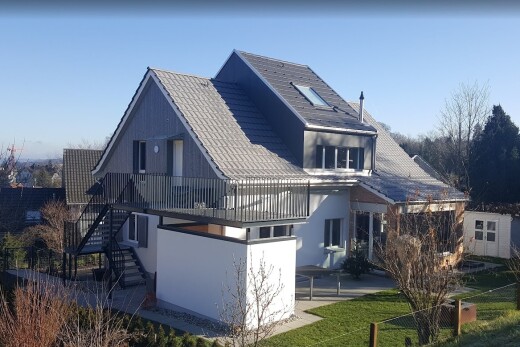 außenansicht mit property visible, day time, vertikale verkleidung, und treppen