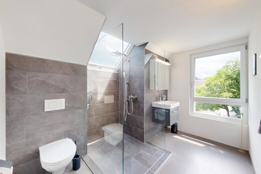 bad mit natural light, natürliches licht, dusche, tile shower, und inside property