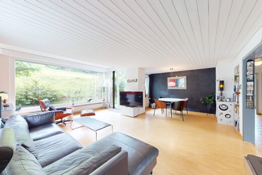 wohn- / esszimmer mit inside property, holzfußboden, wood finish floor, natürliches licht, und natural light