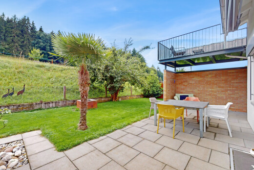 terrasse mit terrasse, essbereich im freien, day time, rasen, und from property