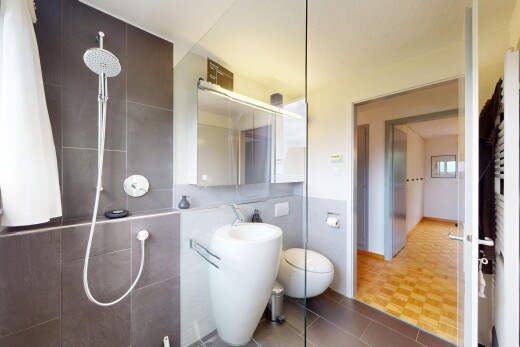 bad mit dusche, inside property, komplettes badezimmer, toilette, und spiegel