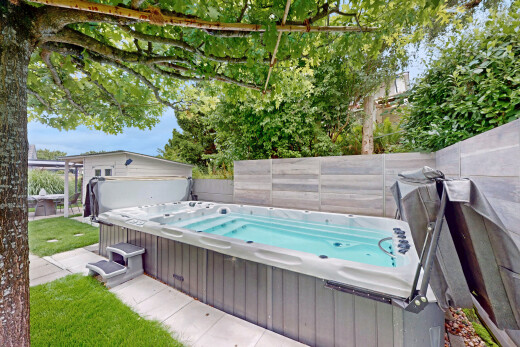 schwimmbad mit whirlpool, from property, und zaun