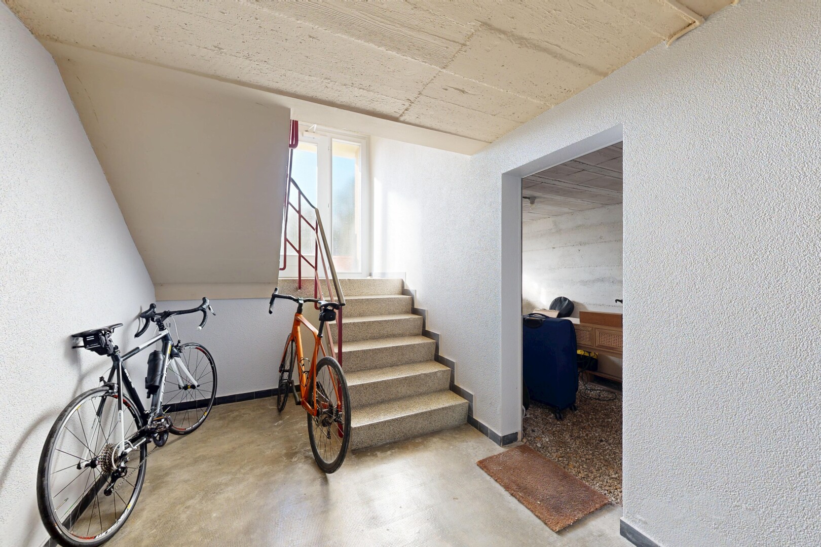 escaliers avec concrete floor, sol en béton, textured wall, mur texturé, et escaliers
