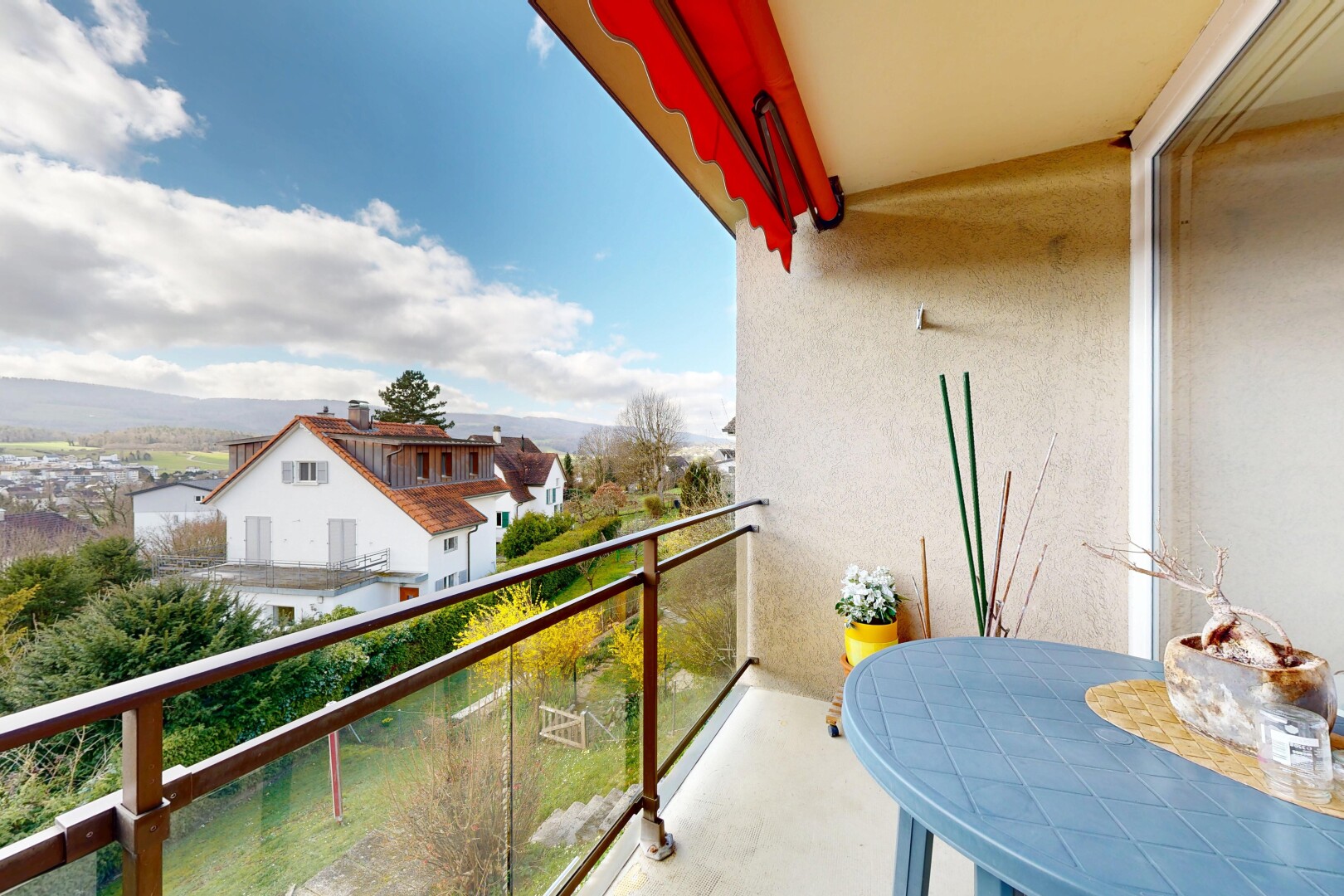 balcon avec balcon, from property, et day time