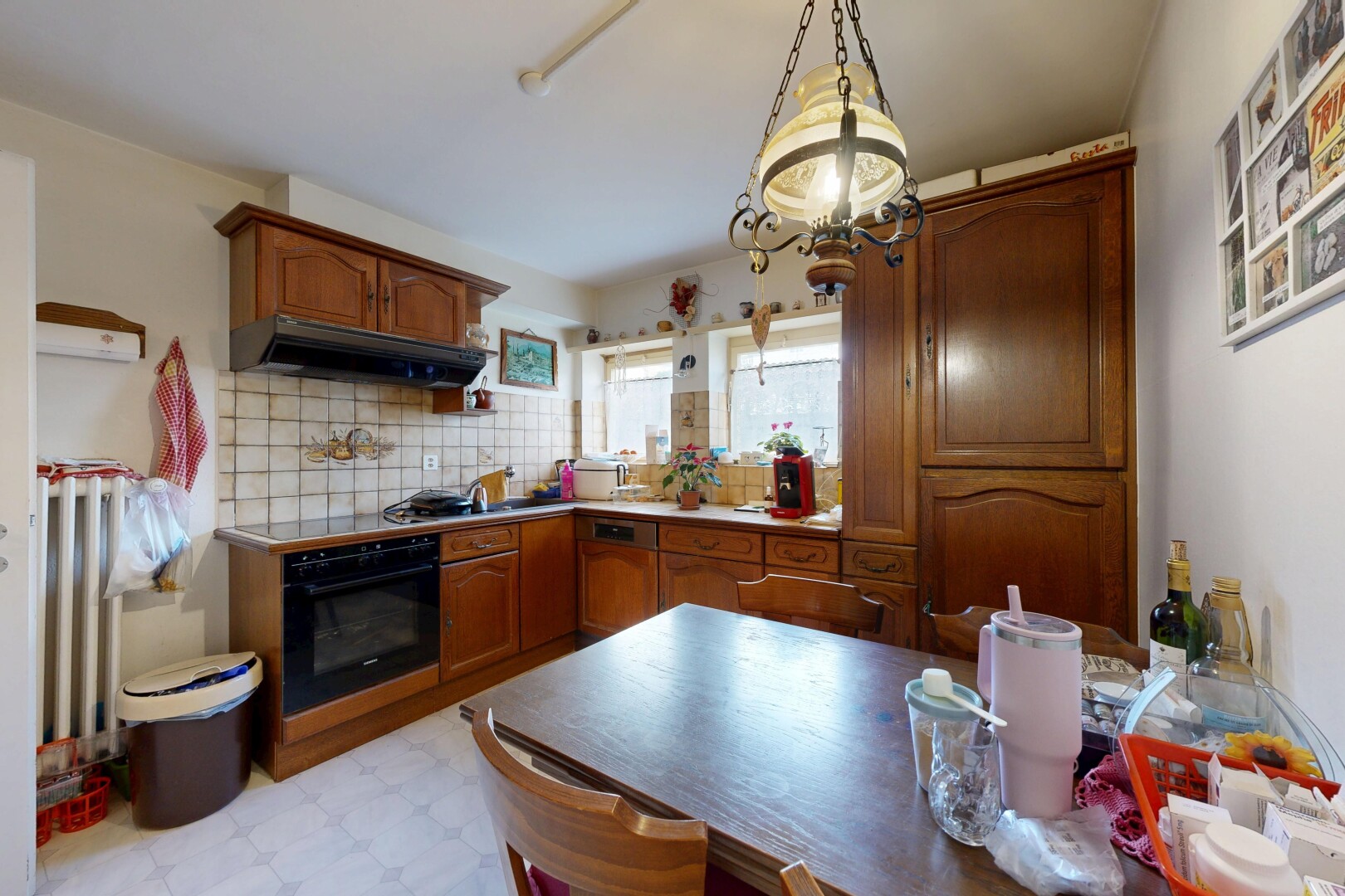 cuisine avec armoires en arc, arched cabinets, sol en vinyle, vinyl floor, et armoires avec moulures