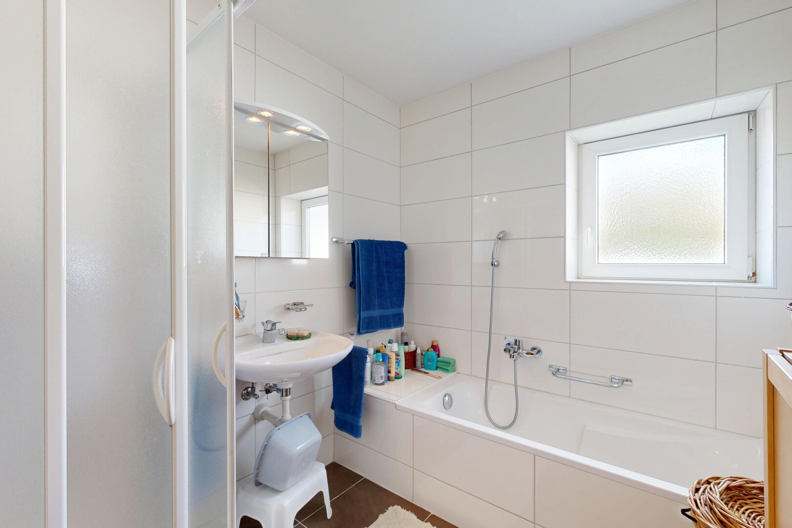 salle de bains avec miroir, salle de bain complète, inside property, douche, et bain